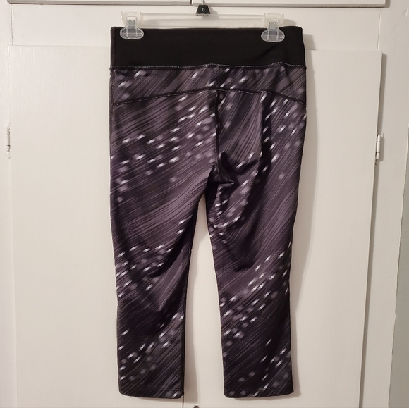 Xersion Performance Wear Fitted Cropped Leggings - Picture 4 of 7